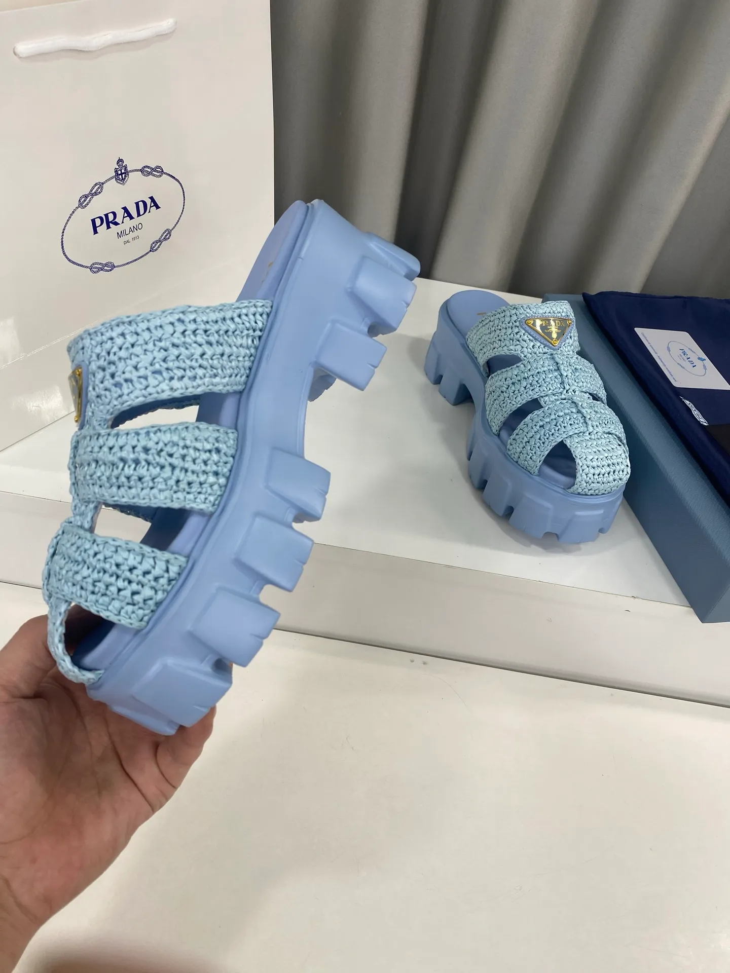 👟👟Ex-factory price 520👟👟 Prada's latest bamboo cage weaving thick-soled triangle buckle sandals☑️ Latest environmentally friendly PP material, fully hand-crocheted, just like knitting sweaters, slow work and meticulous work, retro fashionable thick-soled shoes, with woven uppers, making the whole pair of shoes light and comfortable, bright colors, satisfying various choices for fashionable people with different styles! The iconic metal triangle logo is paired with the shape of ancient beach sandals. Every design element is fashionable! Size: Women's 35-39 (34, 40, custom-made, non-returnable) Full set of counter original packaging